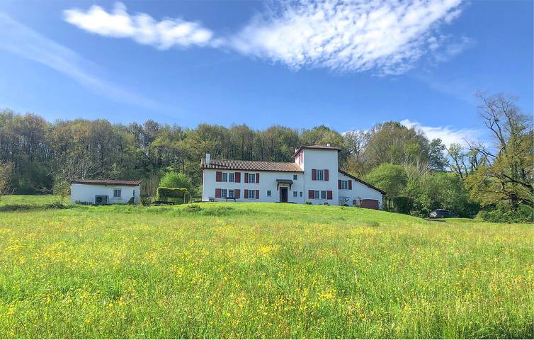 Gîte pour 15 personnes, avec terrasse ainsi que jardin et piscine à Orègue
