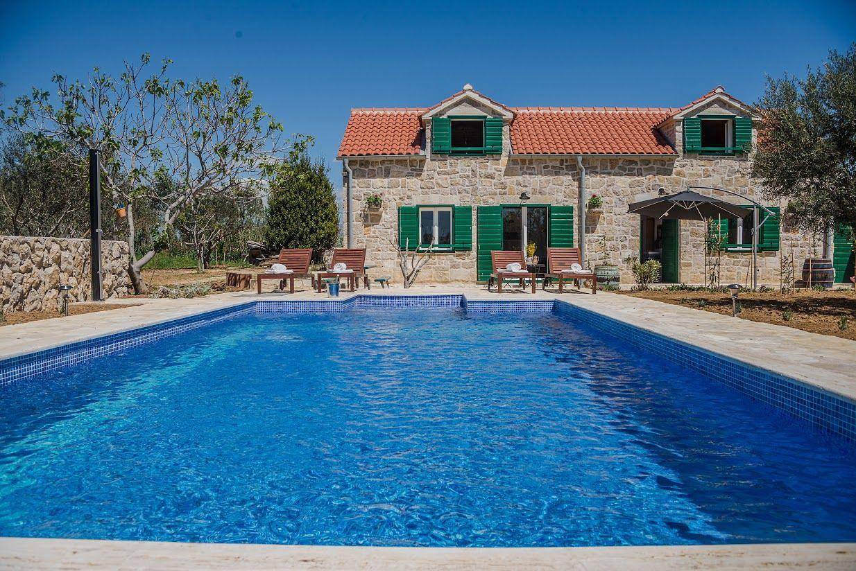 Classic Mediterranean stone villa with pool, close to the beach, surrounded by olive trees and vineyards. in Privlaka, Zadar