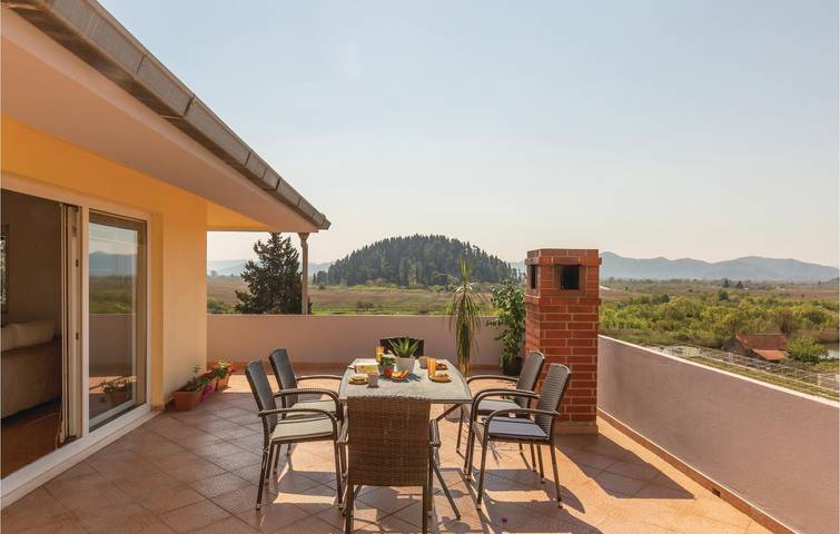 Ganze Ferienwohnung, Charmante 2-Zimmer-Wohnung mit Terrasse in der Nähe der Neretva in Rogotin, Dubrovnik-Neretva