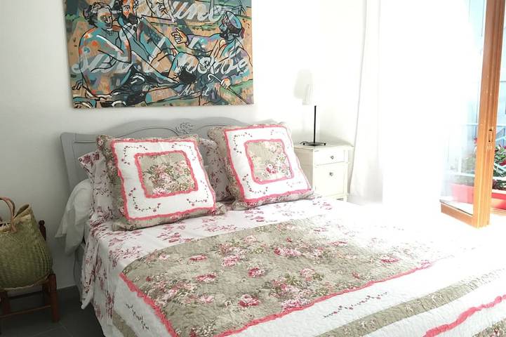 Ganze Wohnung, Sonniges, elegantes, geräumiges Apartment mit 2 Schlafzimmern im Herzen von Pezenas in Pézenas, Mittelmeerküste (Frankreich)