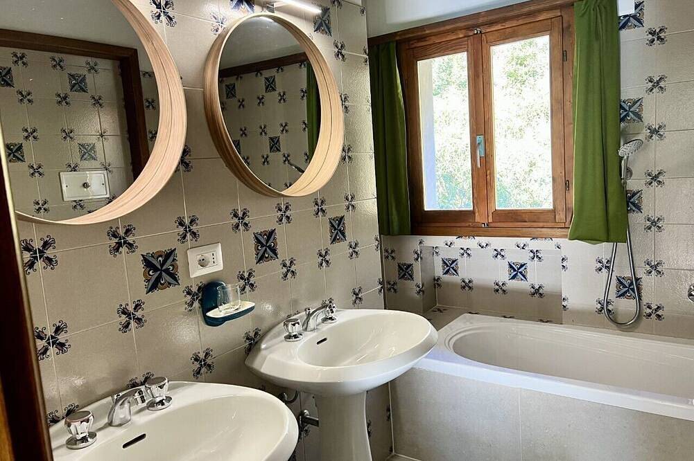 Ganze Wohnung, Exklusives Penthouse mit herrlichem Seeblick, großer Terrasse, Garten & Pool in Cressogno, Valsolda