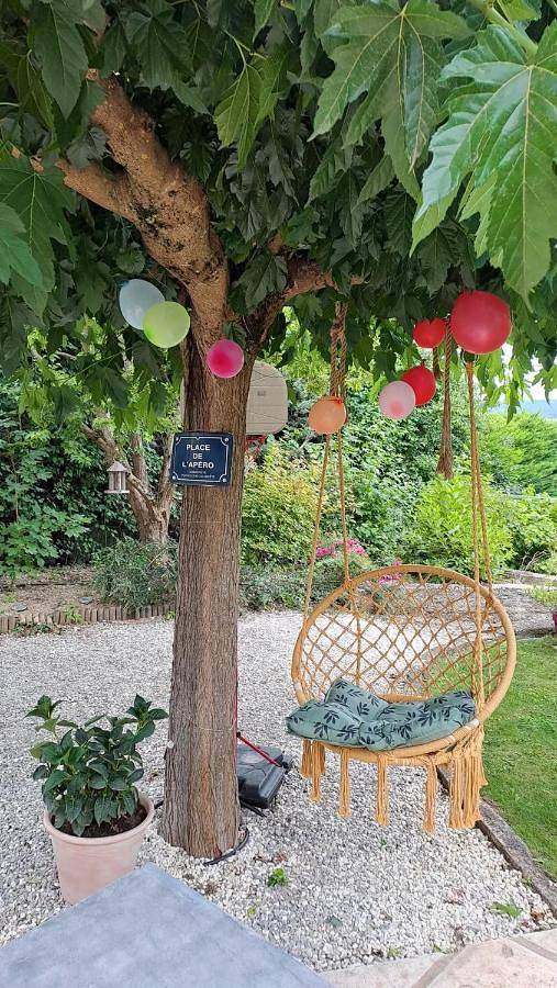 Location de vacances pour 6 personnes, avec piscine ainsi que vue et terrasse, animaux acceptés à Dauphin (homonymie)