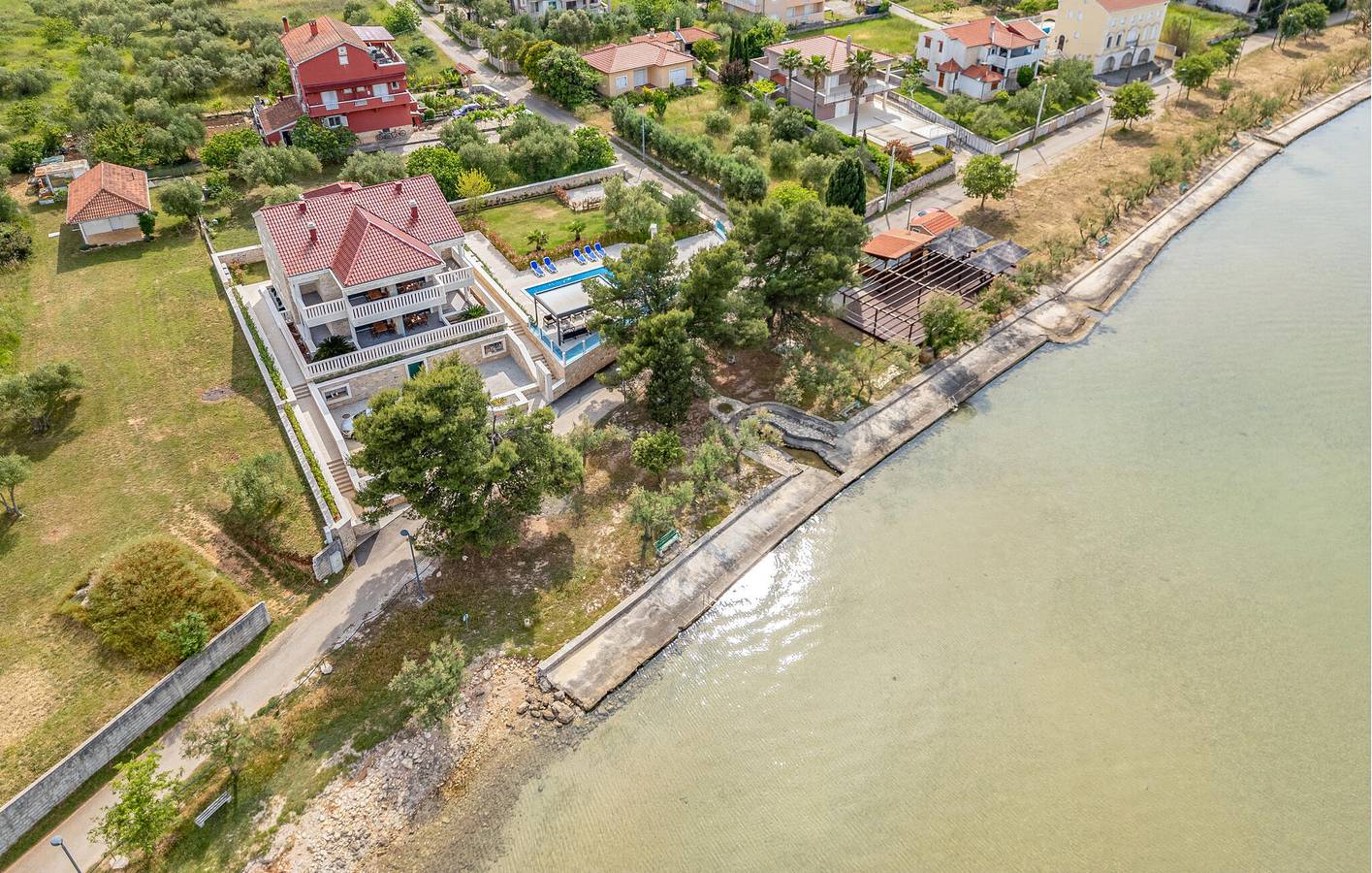 Ganze Ferienwohnung, Urlaub am Meer: Gemütliches Apartment mit einem Schlafzimmer, Pool und Terrasse in Pasman in Pasman Stadt, Pasman