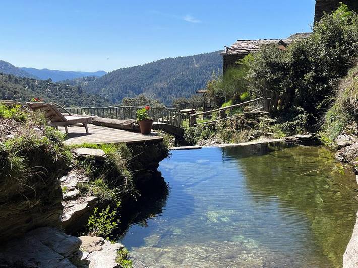 Location de vacances pour 2 personnes, avec terrasse ainsi que jardin et vue à Saint-Germain-de-Calberte