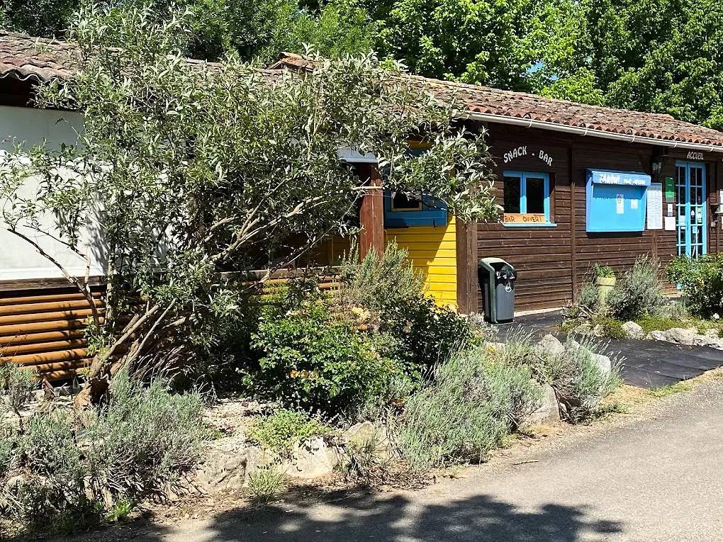 Mobil-home Premium - 2 chambres (Maxi 4 adultes + 1 enfant) option clim 4 à 5 personnes - 4 pers. inclus dans le tarif in Montricoux, Tarn-et-Garonne