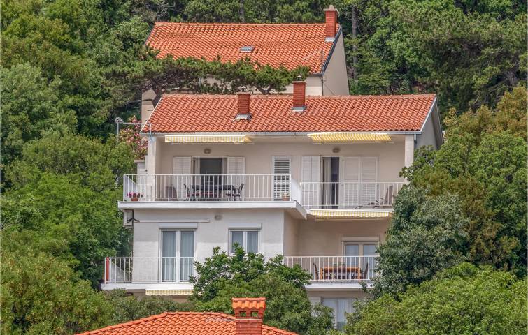 Gemütliche 2-Zimmer-Wohnung mit Terrasse, 100 m von der Küste in Novi Vinodolski entfernt in Povile, Primorje-Gorski Kotar