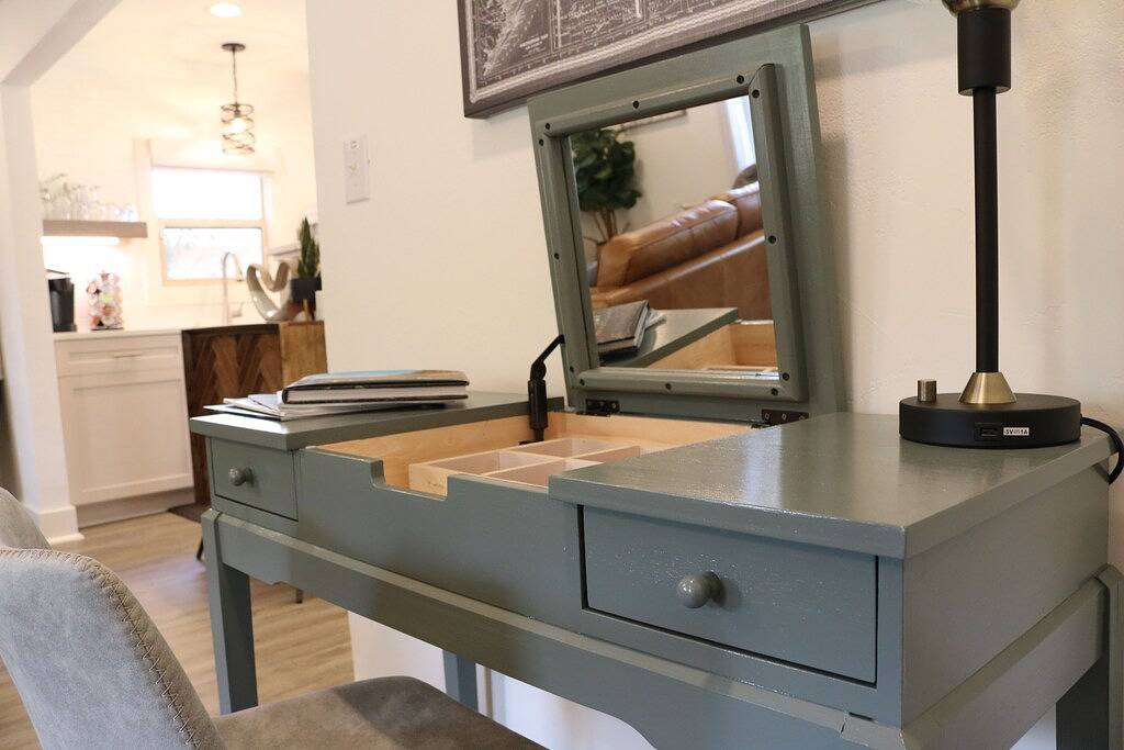 The Grape Escape - Beautiful home with indoor hot tub blocks away from Main St. in Gillespie County