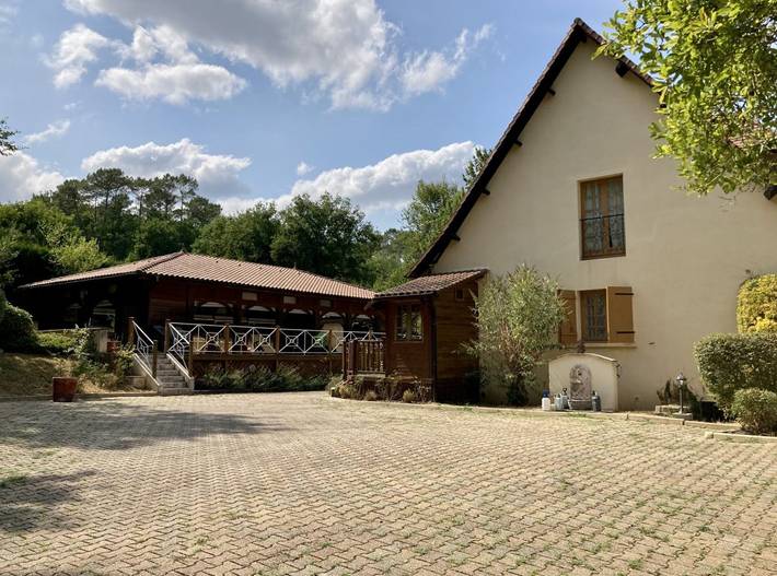Gîte pour 9 personnes, avec piscine ainsi que terrasse et jardin
