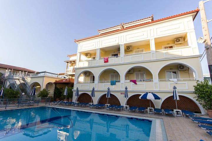 Appart’hôtel pour 3 personnes, avec vue ainsi que piscine et jardin