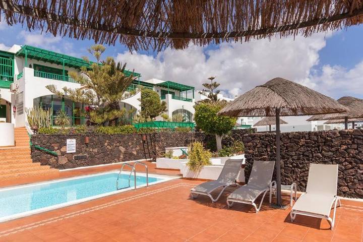 Apartahotel para 4 personas, con piscina además de jardín y vistas en Lanzarote