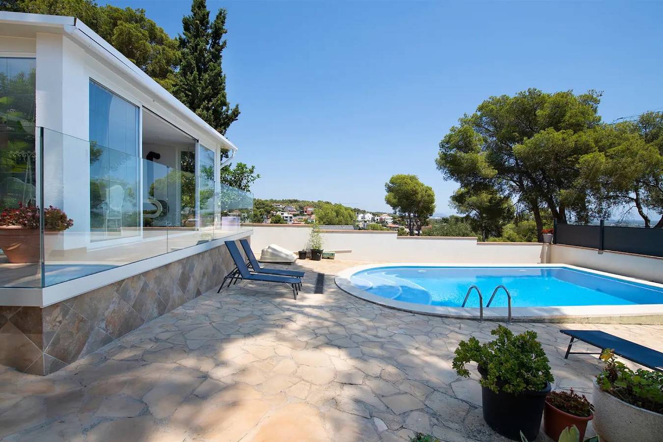 Villa 'Ethel' avec vue sur les montagnes, Wi-Fi et climatisation in Castelldefels, Baix Llobregat