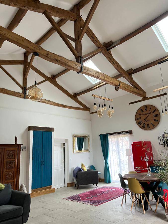 Gîte pour 4 personnes, avec vue ainsi que jardin et piscine à Queaux