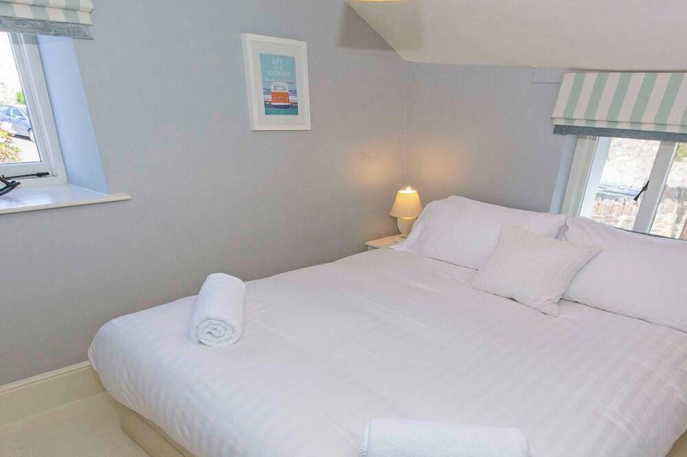 Perrymans Thatched Cottage Sleeps 6 | Dog Friendly in Devon