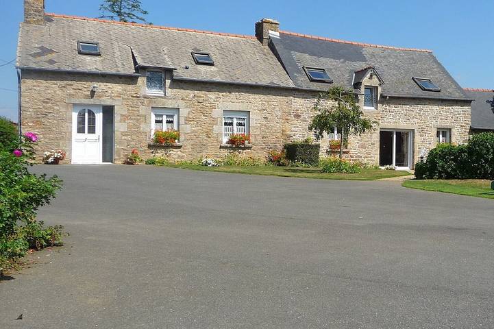 Gîte pour 15 personnes, avec jardin à Saint-Gouéno