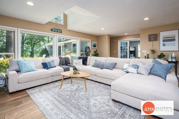 Vacation home for 13 people, with balcony and lake view as well as yard, kid friendly in Michigan