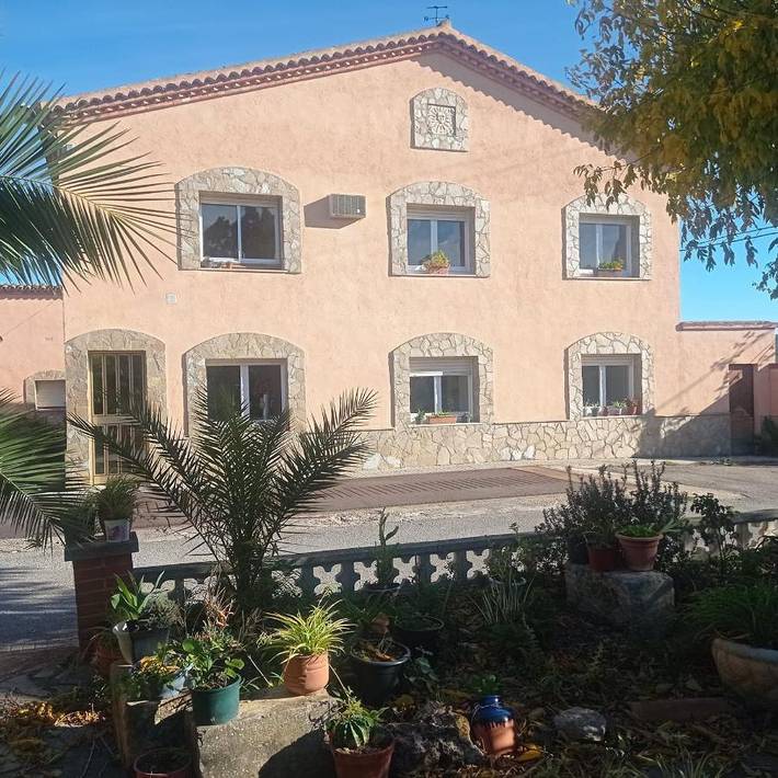 Gîte pour 10 personnes, avec Terrasse et Jardin ainsi que Piscine et Vue dans San Martin Sarroca