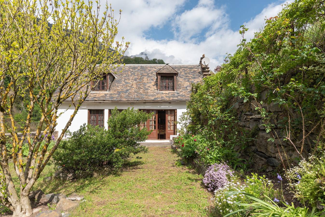 Maison de Vacances 'Cottage Au Calme' avec Vue sur la Montagne, Terrasse Privée et Jardin Privé in Gèdre, Parc national des Pyrénées