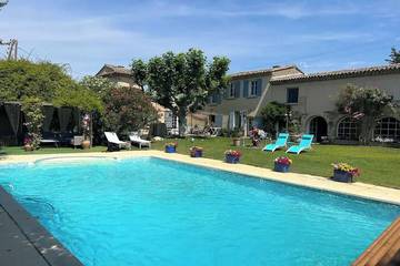 Gîte pour 2 personnes, avec jardin et piscine à Lambesc