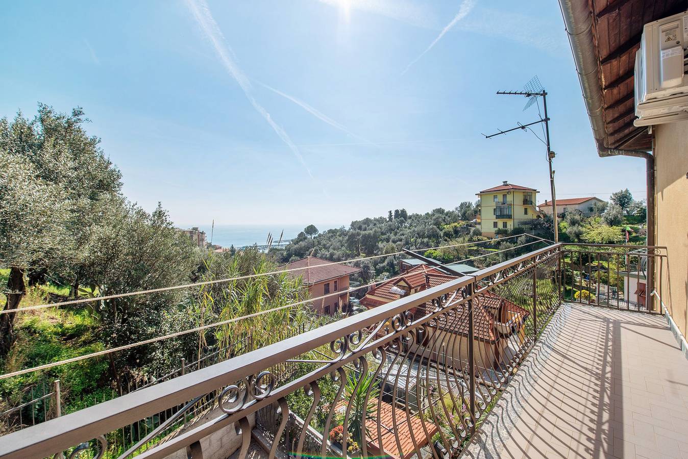 Apartamento entero, Apartamento 'Due Passi Dal Mare Tra Gli Ulivi' con vistas al mar, Wi-Fi y aire acondicionado in Varazze (City), Varazze