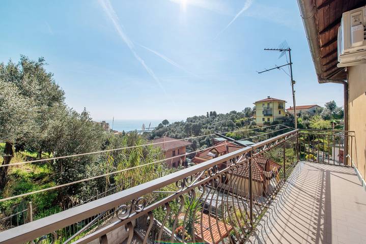 Appartamento intero, Appartamento 'Due Passi Dal Mare Tra Gli Ulivi' con vista mare, Wi-Fi e aria condizionata in Varazze (Città), Varazze