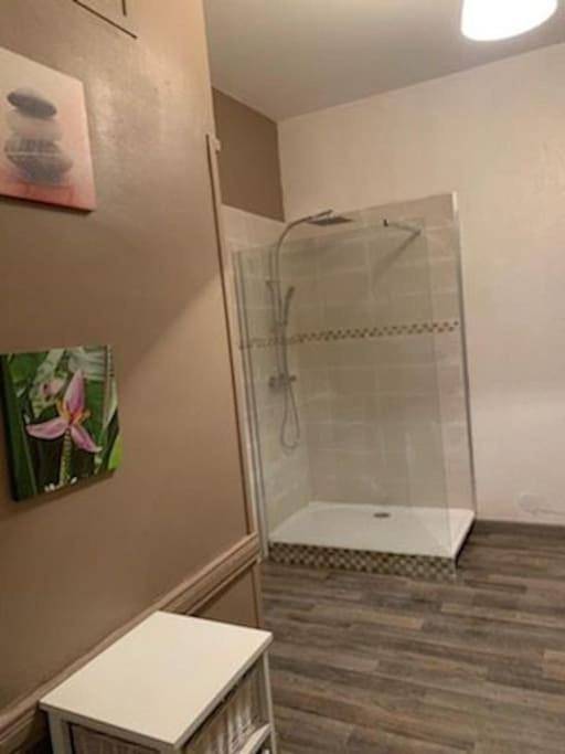 Appartement entier, Apartment - Ground Floor in Pionsat, Puy-de-Dôme