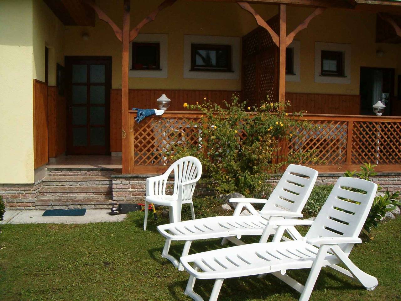 Ferienhaus in ruhiger Lage in Strandnähe mit Pool und Grill in Balatonmariafürdö, Plattensee Südufer