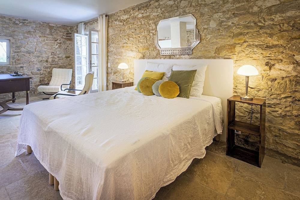 Domaine Clément Sainte Victoire, 7ha of tranquility 17 km from Aix in Puyloubier, Aix-en-Provence region