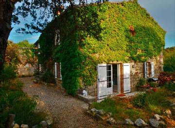 Maison d’hôte pour 2 personnes, avec piscine ainsi que jardin et terrasse à Banne