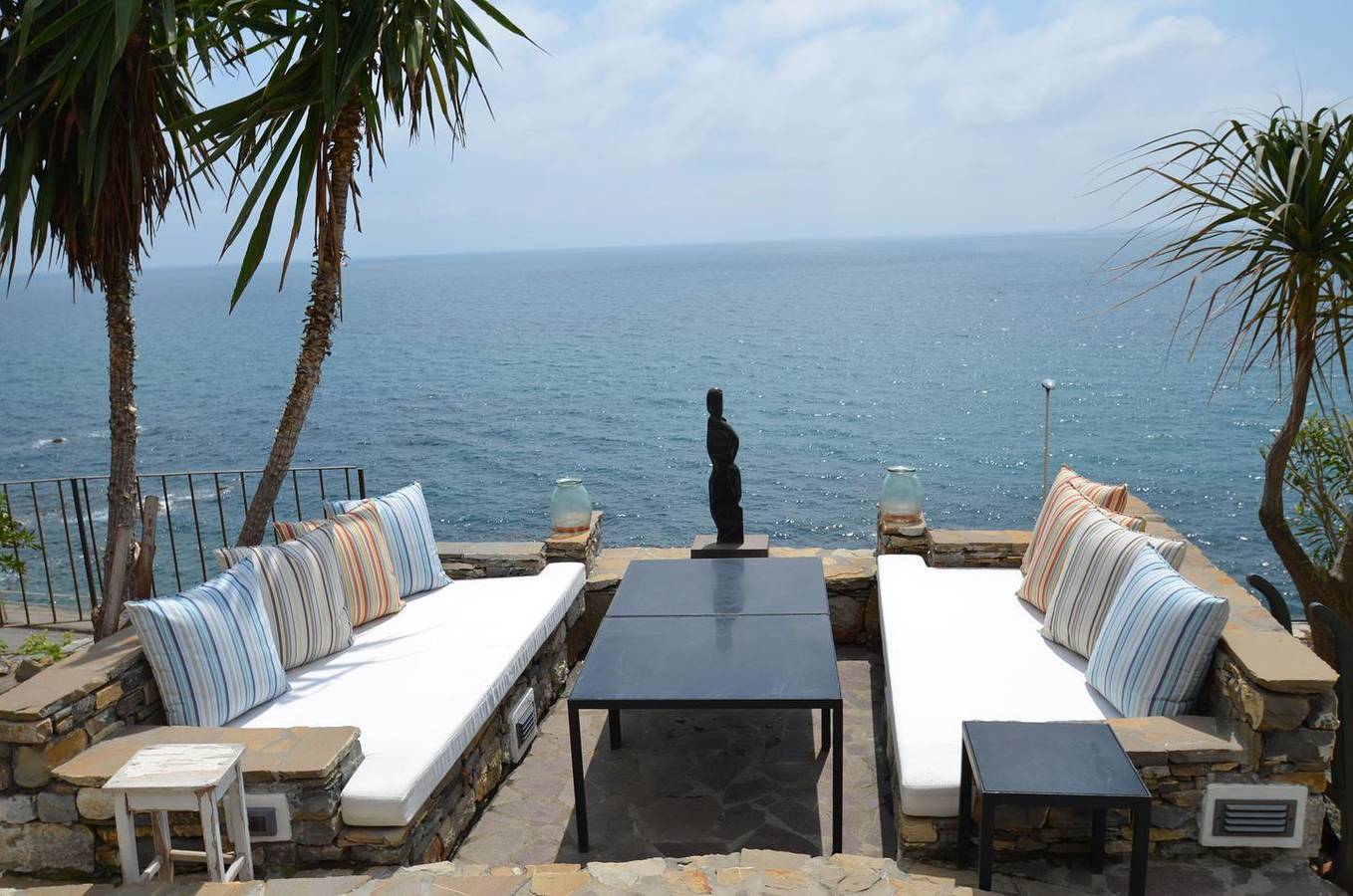 Traumhaftes Anwesen mit Gartenterrasse in einzigartiger Lage direkt am Meer in Oneglia, Imperia