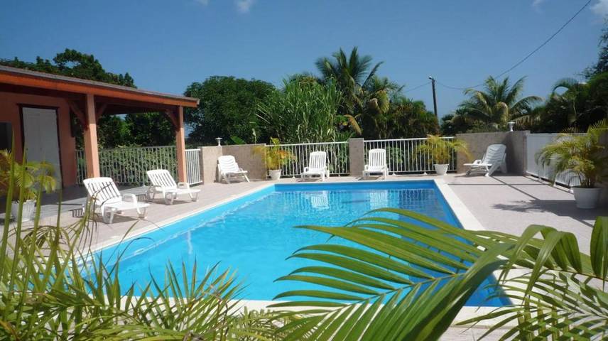 Hôtel pour 6 personnes, avec terrasse ainsi que piscine et jardin, animaux acceptés