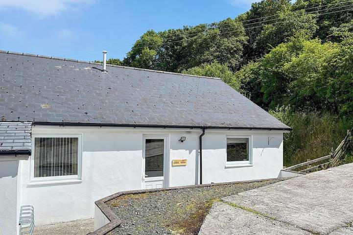Log cabin for 4 people, with garden, with pets in Newton Stewart