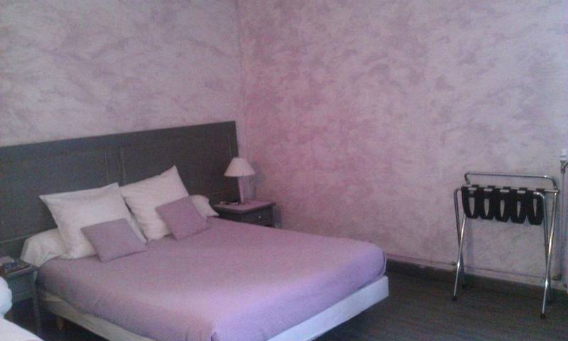 Hôtel pour 3 personnes, avec terrasse ainsi que vue et piscine dans Saint-Pierre-de-Chignac