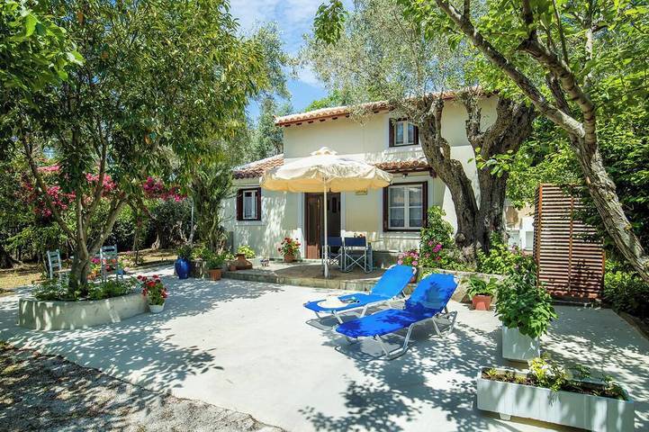 Gîte pour 4 personnes, avec Jacuzzi ainsi que Terrasse et Jardin dans Stafylos