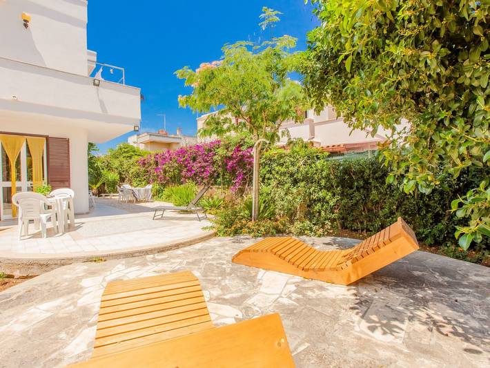 Villa 'Irene' mit Garten, Terrasse und Grill in Spiaggia Mezzaluna, Carovigno