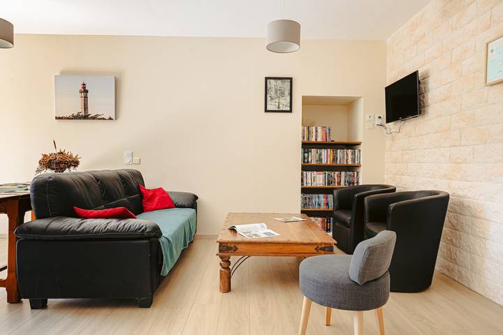 Guest Room “Aix” – Spacious Family Suite in Aix in Virson, Rochefort region