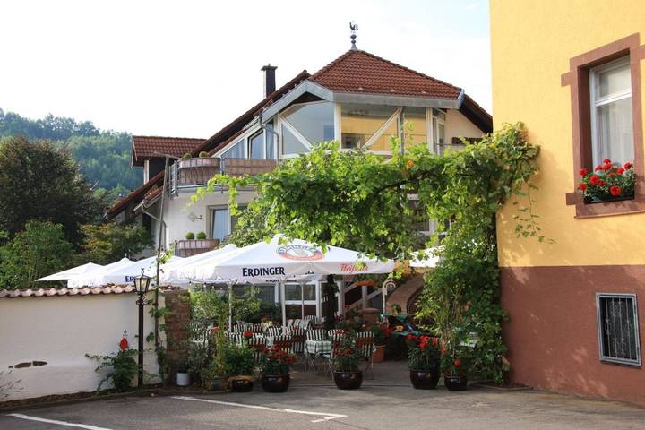 Hotel für 2 Personen, mit Balkon und Terrasse sowie Garten in Waldfischbach-Burgalben