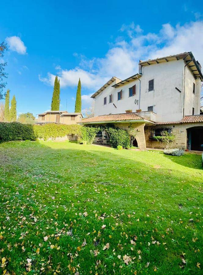 Gîte pour 10 personnes, avec Balcon et Terrasse ainsi que Jardin et Vue dans Vivo d'Orcia