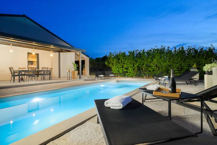 Ferienhaus für 7 Personen, mit Terrasse und Garten sowie Pool