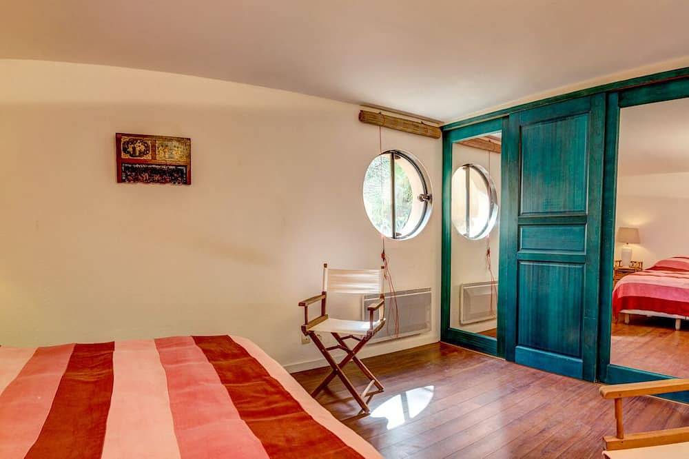 Appartamento intero, Porquerolles island, large architect-designed apartment overlooking the sea. in Hyeres, Porquerolles