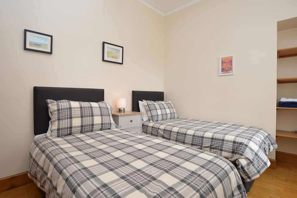 Freeland Cottage, lovely cottage, coastal Dunoon, quiet location, in Dunoon, Argyll & Bute