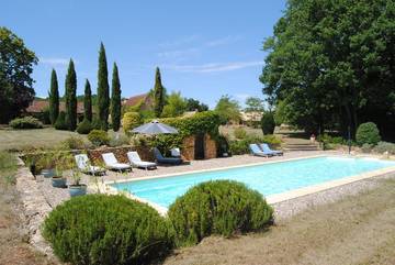 Gîte pour 8 personnes, avec piscine ainsi que jardin et terrasse à Saint-Cirq