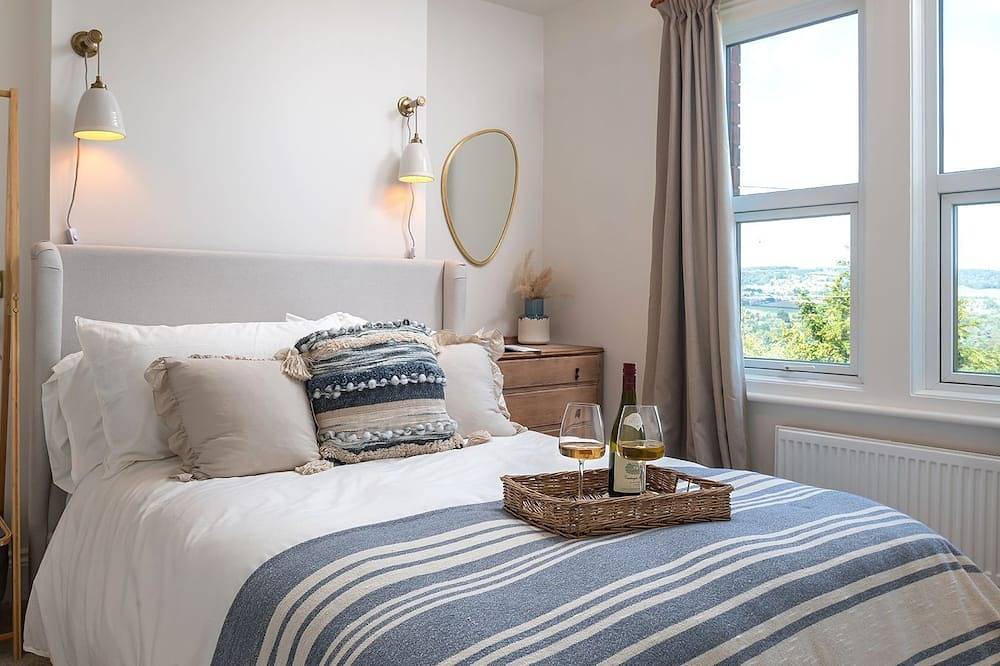 Lucknow Cottage  - pet friendly in Rodborough, near Stroud in Stroud, Gloucestershire