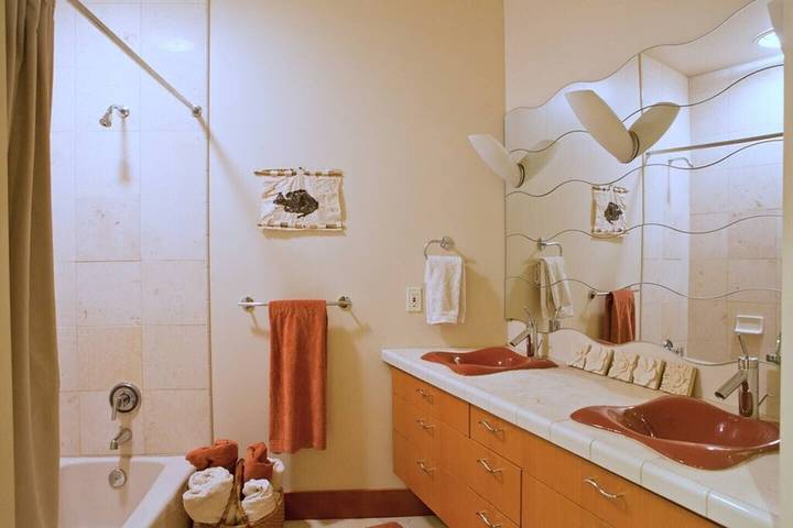 Vacation rental for 8 people, with yard in Kirkland