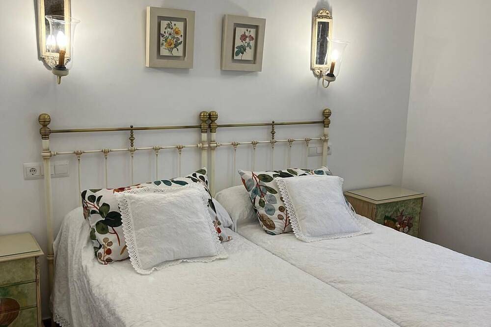Peaceful Gated Home, Fast Wifi for Remote Work, Private Pool, Bbq, Kids Area in Casabermeja, Provincia de Málaga