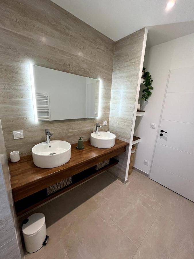 Location de vacances pour 12 personnes, avec jardin ainsi que terrasse et piscine à Charmes-sur-Rhône - 2