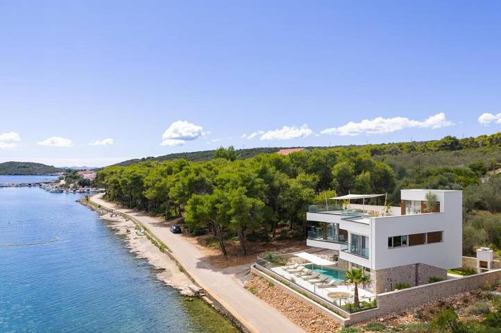 Villa pour 8 personnes, avec vue ainsi que piscine et balcon à Kali