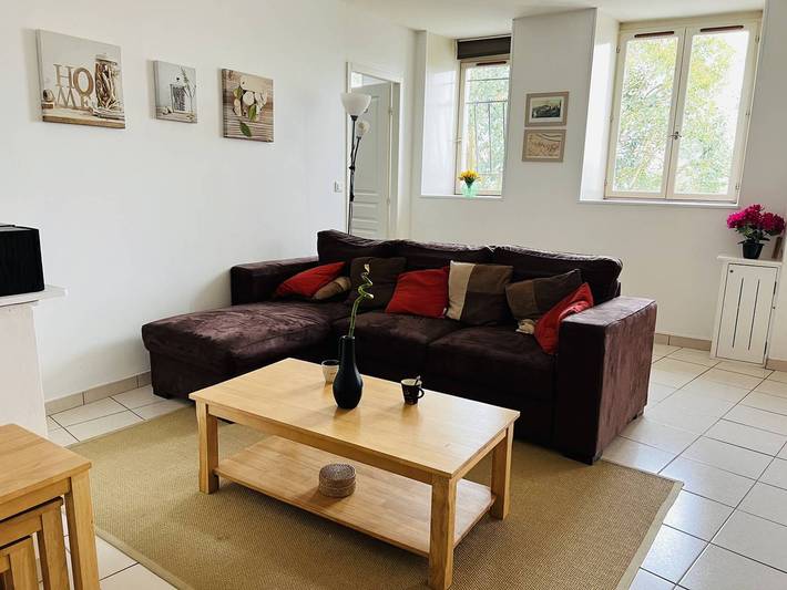 Appartement entier, Appartement T2 de charme à Cambo, centre-ville, petite terrasse, Internet, animaux admis in Cambo-les-Bains, Région de Bayonne