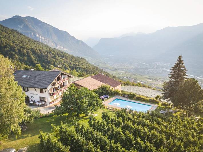Appartamento per 3 persone, con Terrazza e Giardino nonché Piscina e Vista lago in Montagna