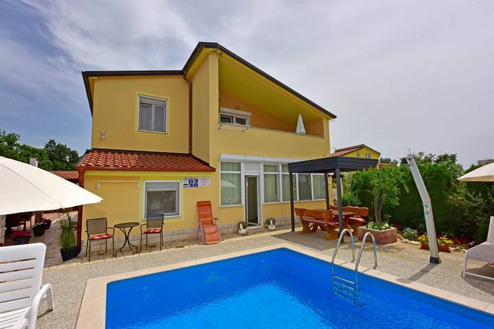 Ferienwohnung für 3 Personen, mit Balkon und Pool in Nova Vas