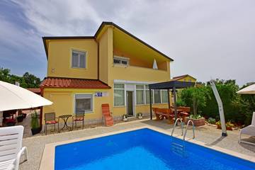 Ferienwohnung für 3 Personen, mit Balkon und Pool in Nova Vas